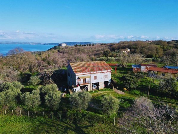 casa indipendente in vendita a Bracciano in zona Pisciarelli