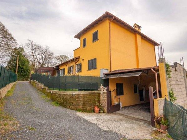 casa indipendente in vendita a Bracciano in zona Pisciarelli