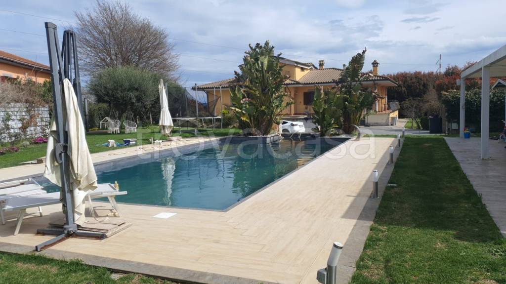 casa indipendente in vendita a Bracciano in zona Vigna di Valle