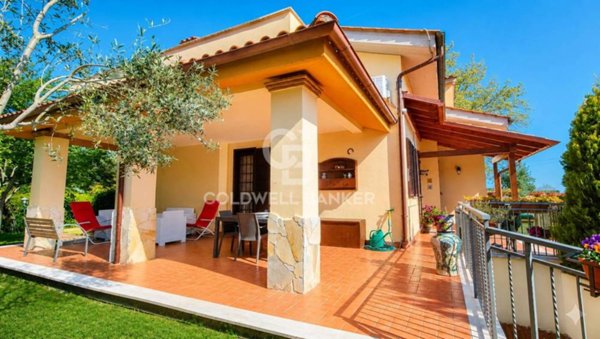 casa indipendente in vendita a Bracciano in zona Vigna di Valle