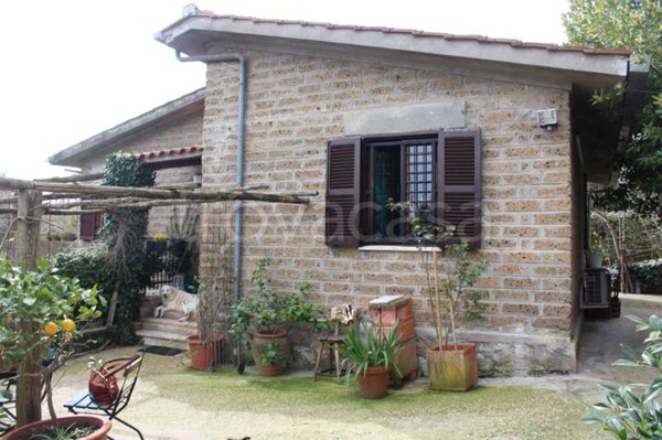 casa indipendente in vendita a Bracciano in zona Pisciarelli