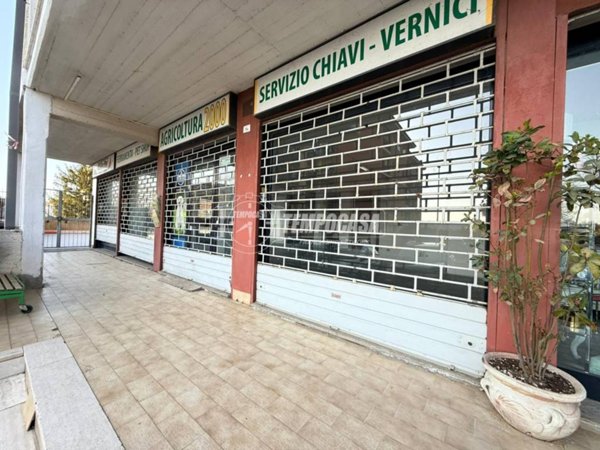 negozio in vendita a Bracciano in zona Pisciarelli