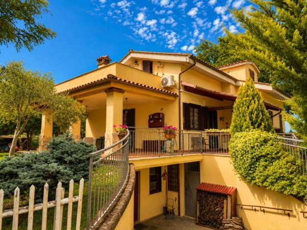 casa indipendente in vendita a Bracciano in zona Vigna di Valle