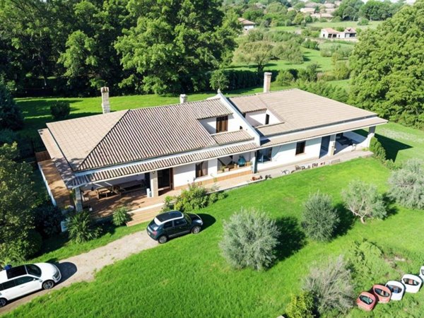 casa indipendente in vendita a Bracciano in zona Vigna di Valle