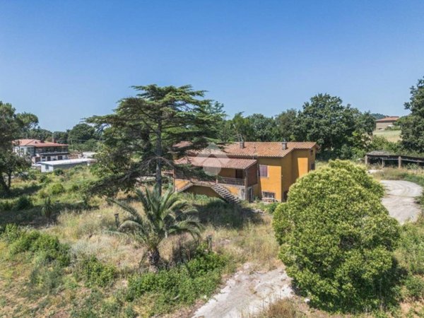 casa indipendente in vendita a Bracciano in zona Lungolago
