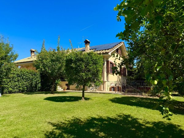 casa indipendente in vendita a Bracciano in zona Lungolago