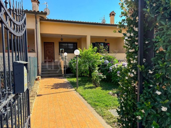 casa indipendente in vendita a Bracciano in zona Vigna di Valle