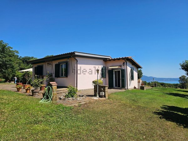 casa indipendente in vendita a Bracciano in zona Vigna di Valle