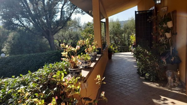 casa indipendente in vendita a Bracciano in zona Lungolago