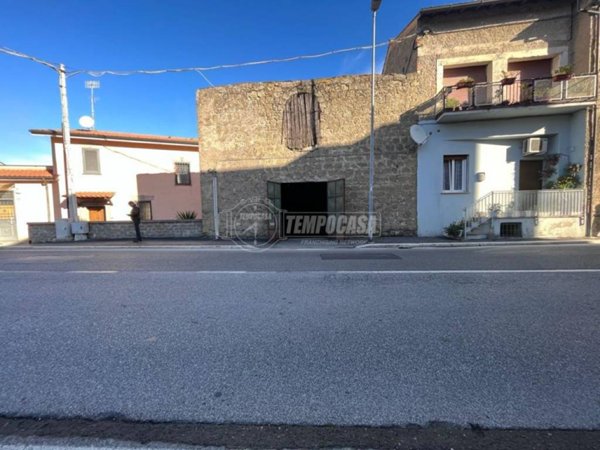 locale di sgombero in vendita a Campagnano di Roma