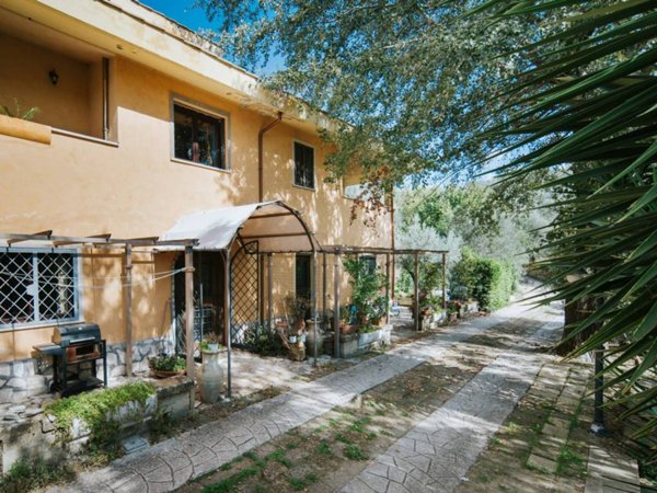 casa indipendente in vendita a Campagnano di Roma