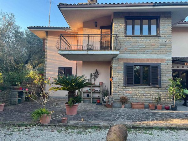 casa indipendente in vendita a Canale Monterano