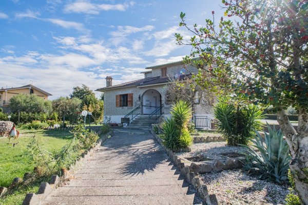 casa indipendente in vendita a Canale Monterano