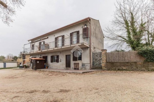 casa indipendente in vendita a Canale Monterano