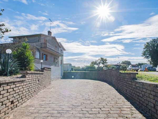 casa indipendente in vendita a Canale Monterano