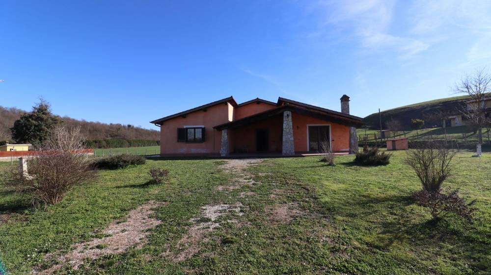 casa indipendente in vendita a Canale Monterano