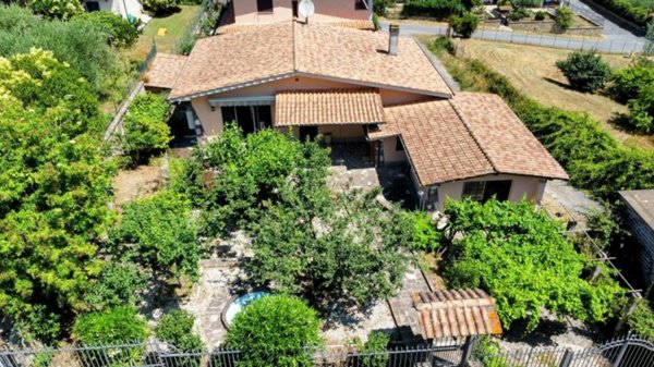 casa indipendente in vendita a Canale Monterano