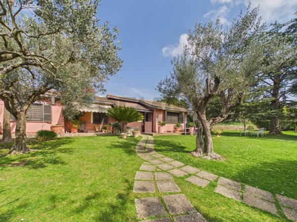 casa indipendente in vendita a Canale Monterano
