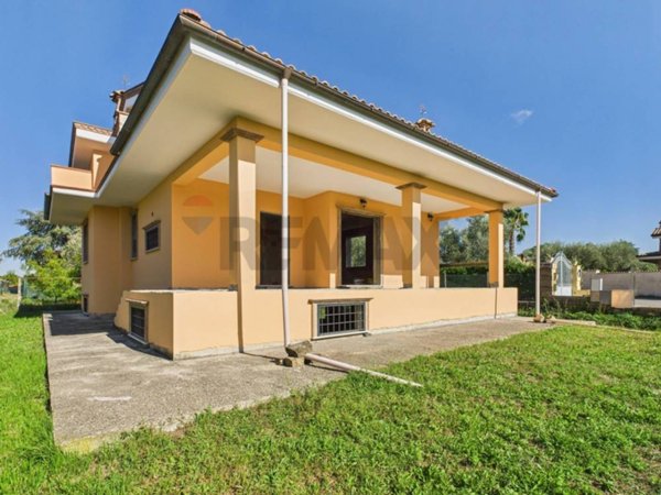 casa indipendente in vendita a Canale Monterano
