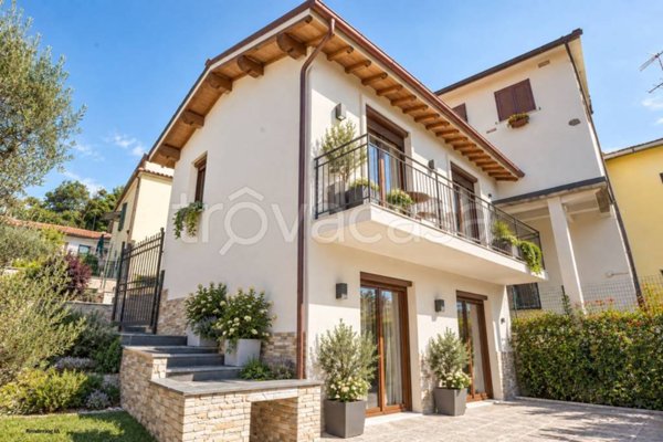 casa indipendente in vendita a Canale Monterano