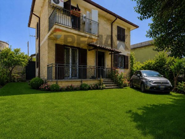 casa indipendente in vendita a Canale Monterano