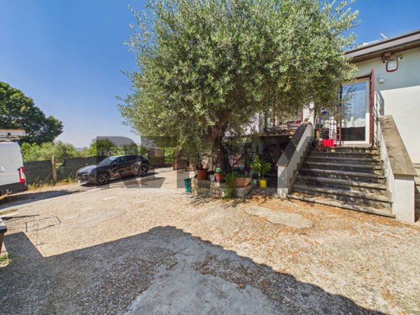 casa indipendente in vendita a Canale Monterano