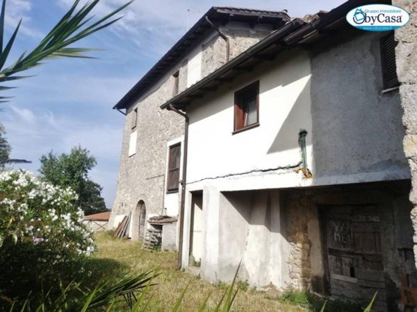 locale commerciale in vendita a Canale Monterano in zona Montevirginio