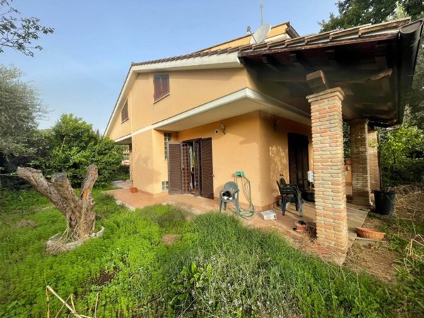 casa indipendente in vendita a Capena
