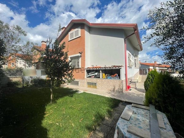 casa indipendente in vendita a Capena
