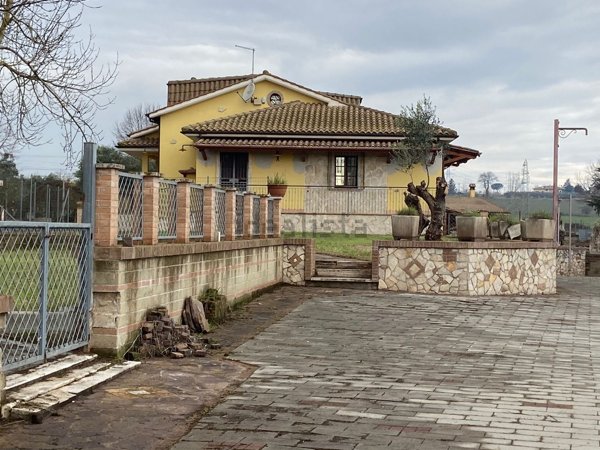 casa indipendente in vendita a Capena