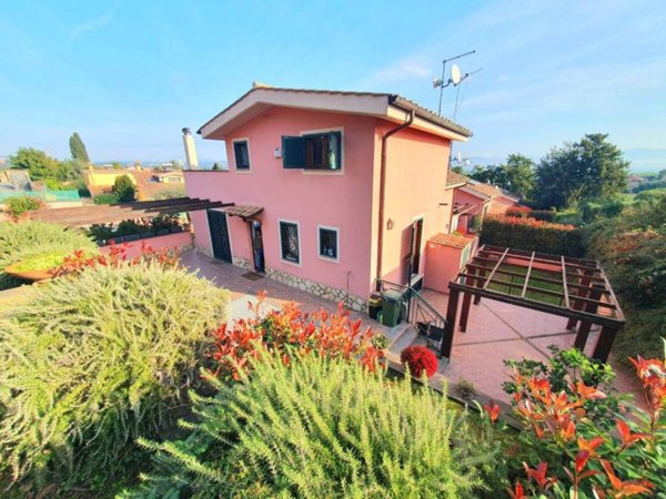 casa indipendente in vendita a Capena