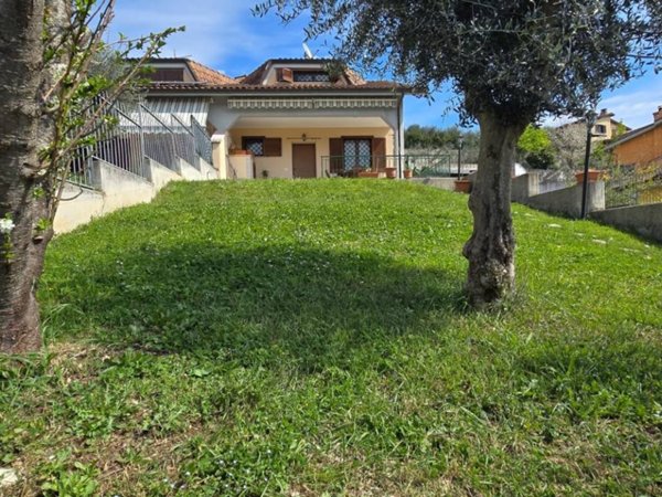 casa indipendente in vendita a Capena