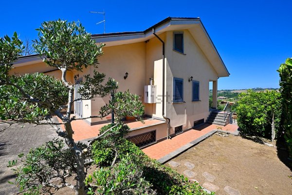 casa indipendente in vendita a Capena