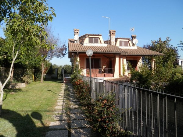 casa indipendente in vendita a Capena