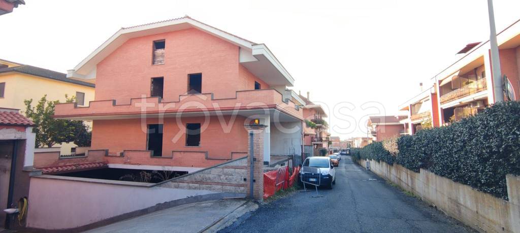 casa indipendente in vendita a Castel Gandolfo in zona Pavona