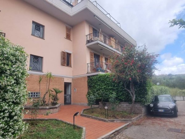 appartamento in vendita a Castel Gandolfo in zona Pavona