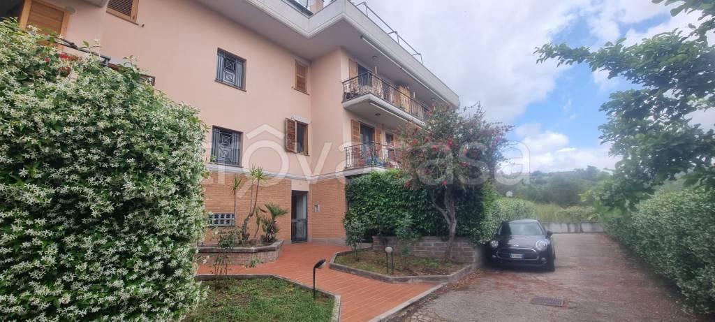 appartamento in vendita a Castel Gandolfo in zona Pavona