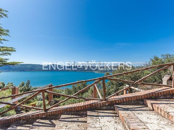 casa indipendente in vendita a Castel Gandolfo