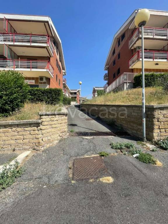 locale commerciale in vendita a Castel Gandolfo in zona Pavona