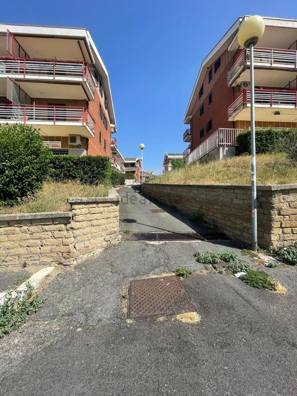 locale di sgombero in vendita a Castel Gandolfo in zona Pavona