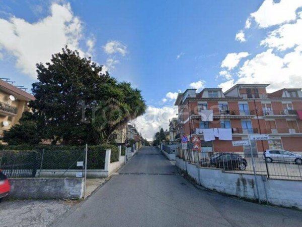 locale di sgombero in vendita a Castel Gandolfo in zona Pavona