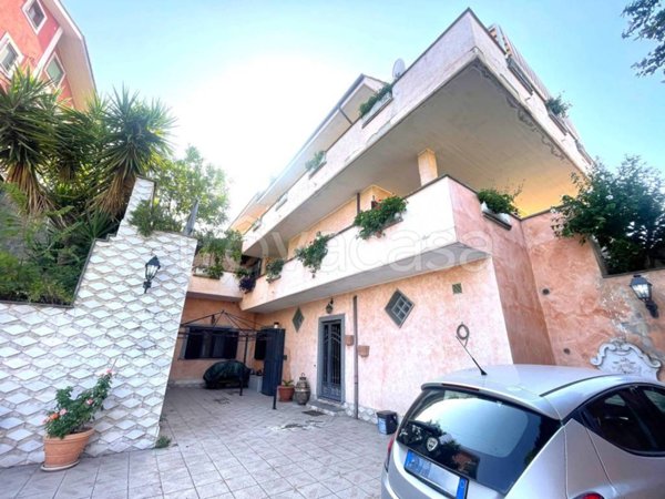 casa indipendente in vendita a Castel Gandolfo in zona Pavona