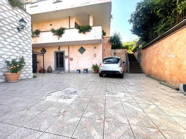 casa indipendente in vendita a Castel Gandolfo in zona Pavona