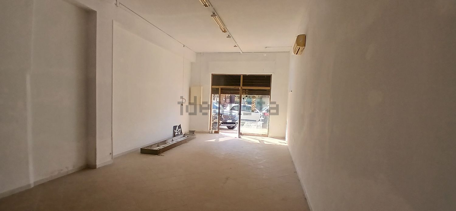 locale commerciale in vendita a Castel Gandolfo in zona Pavona