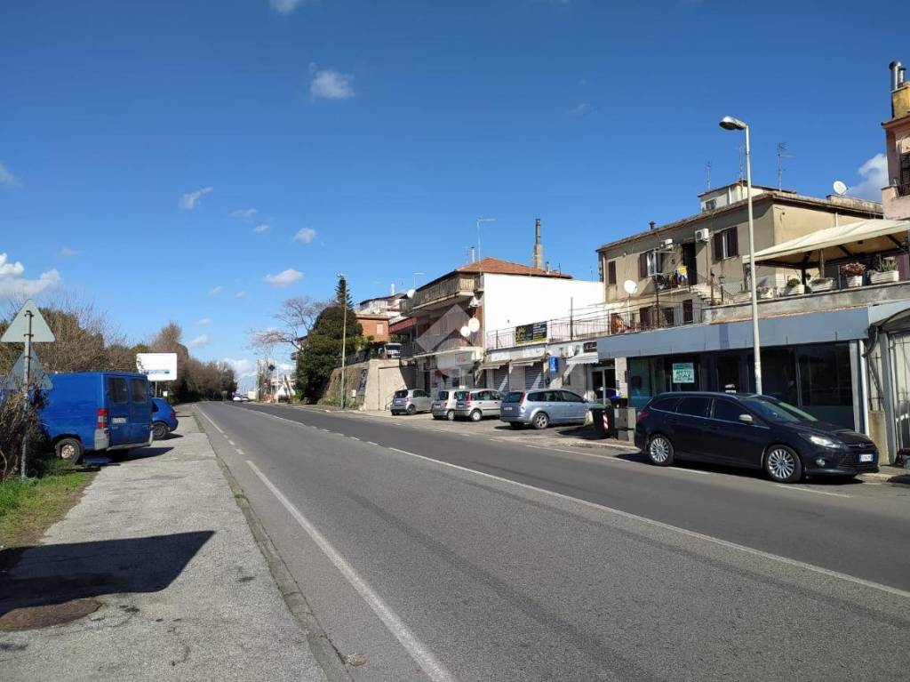 negozio in vendita a Castel Gandolfo in zona Pavona