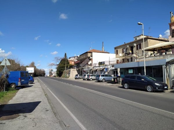 locale commerciale in vendita a Castel Gandolfo in zona Pavona
