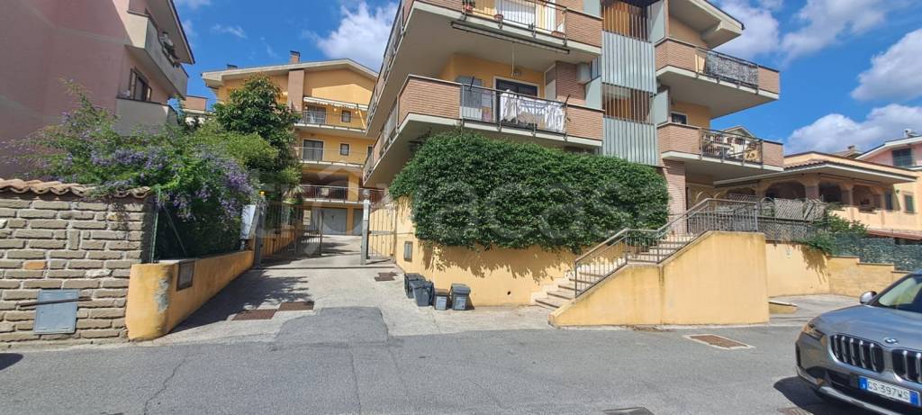 locale di sgombero in vendita a Castel Gandolfo in zona Pavona