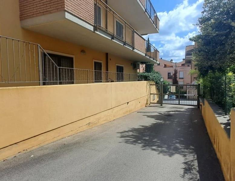 locale di sgombero in vendita a Castel Gandolfo in zona Pavona