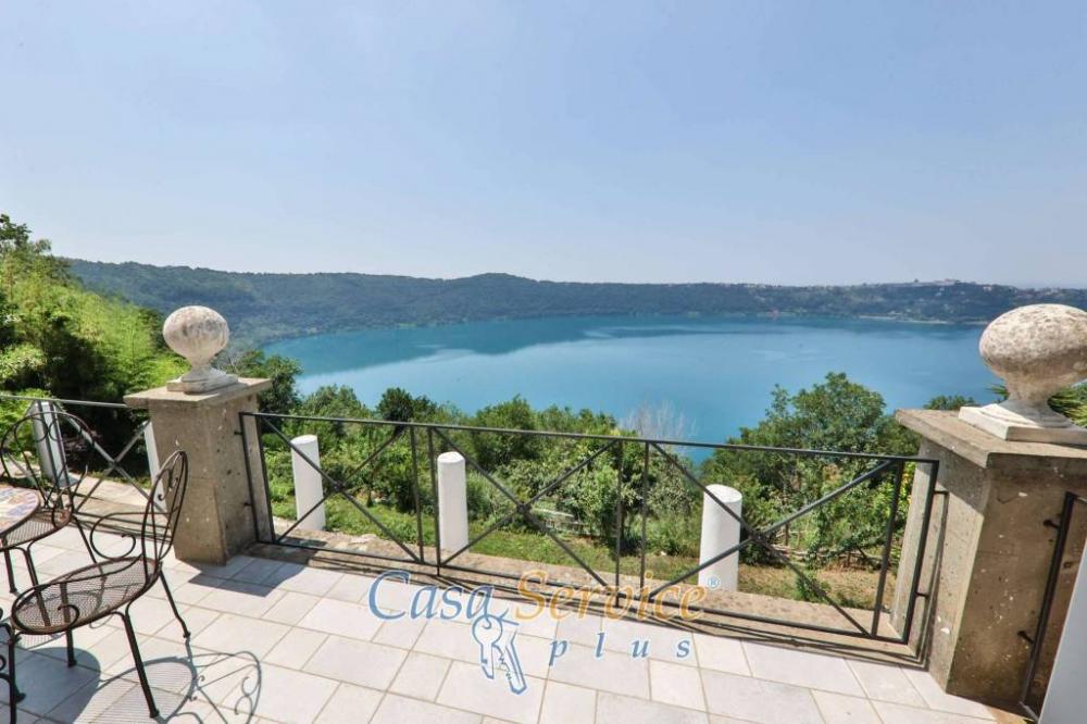 casa indipendente in vendita a Castel Gandolfo