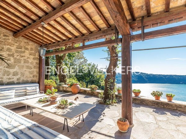 casa indipendente in vendita a Castel Gandolfo